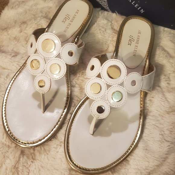 AK Anne Klein Achazie Thong Sandals in White and Gold - Picture 2 of 11